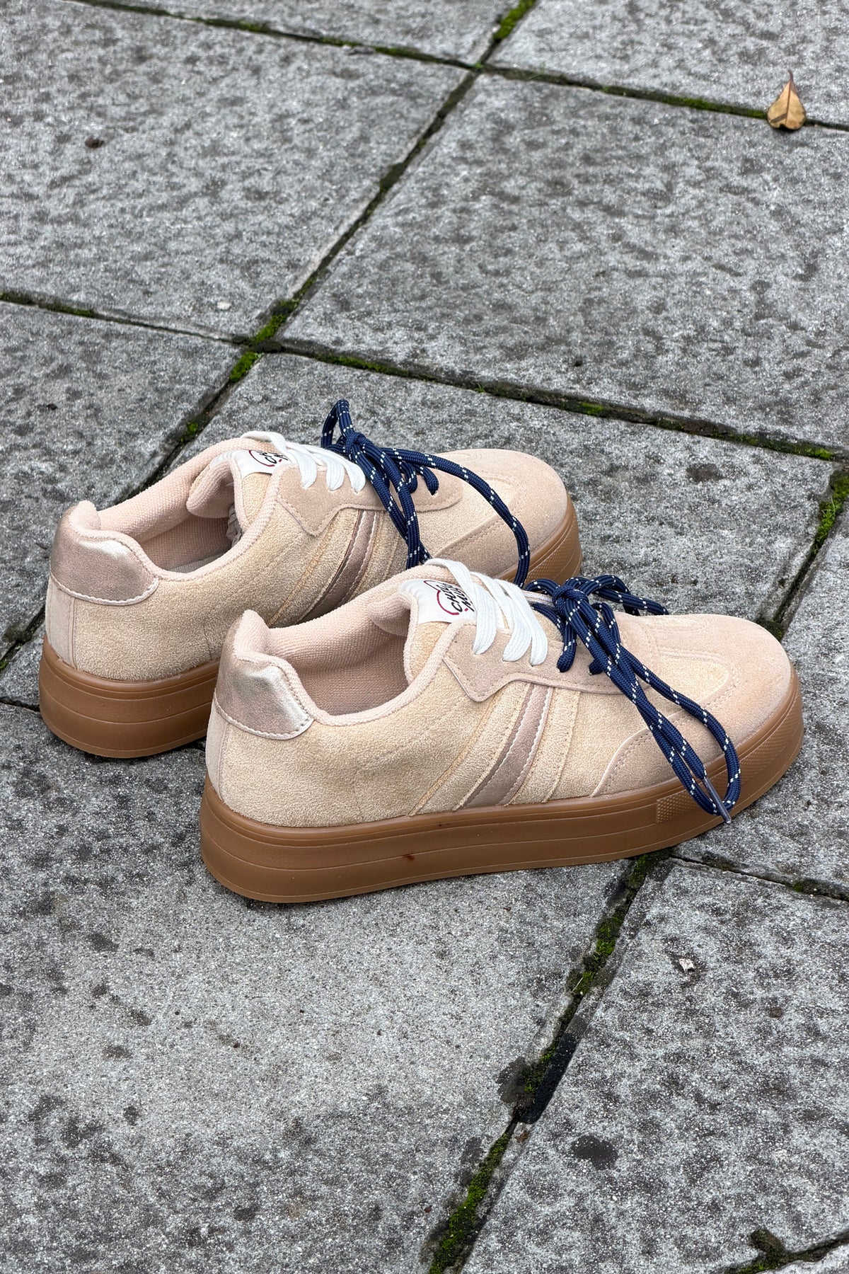 Baskets beige effet daim à plateforme double lacets blanc et marine