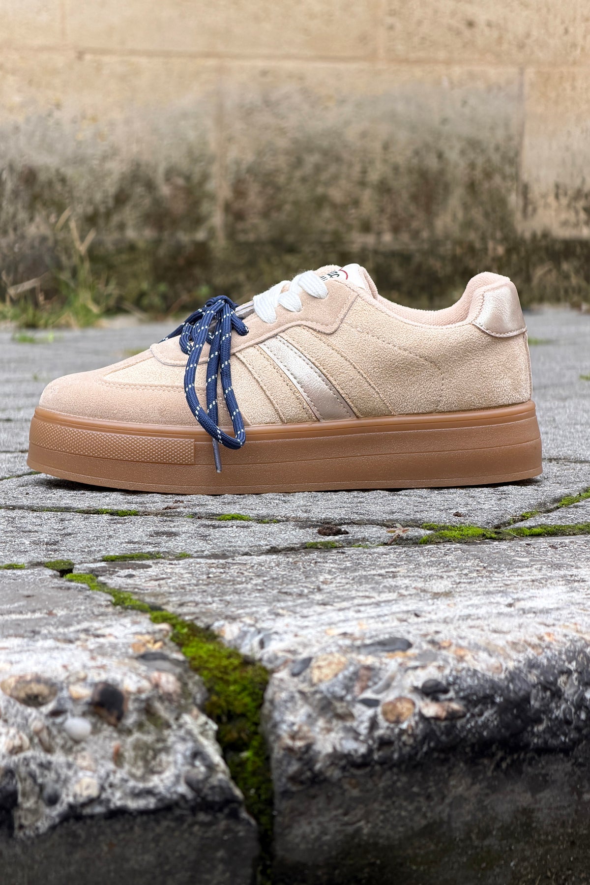 Baskets beige effet daim à plateforme double lacets blanc et marine