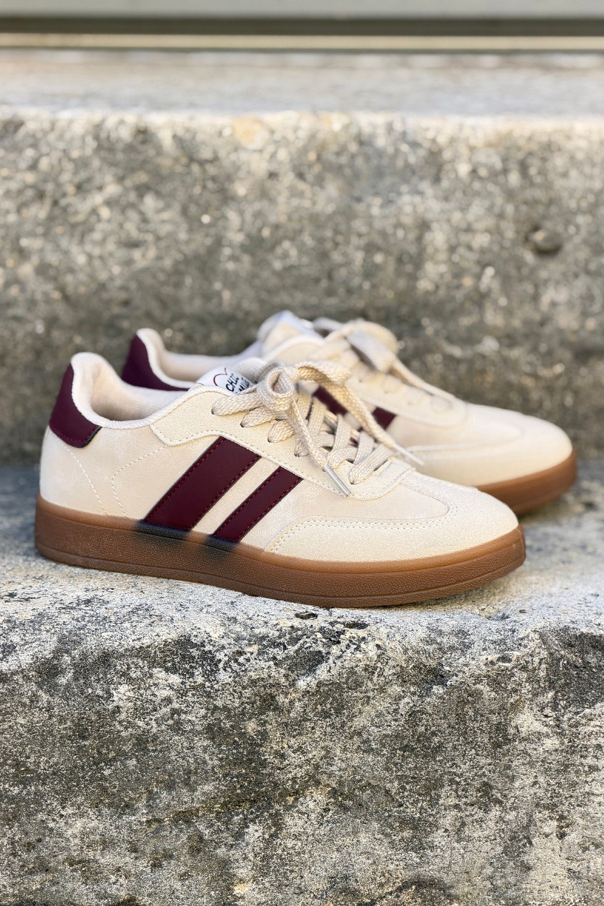 Baskets beige rayures bordeaux