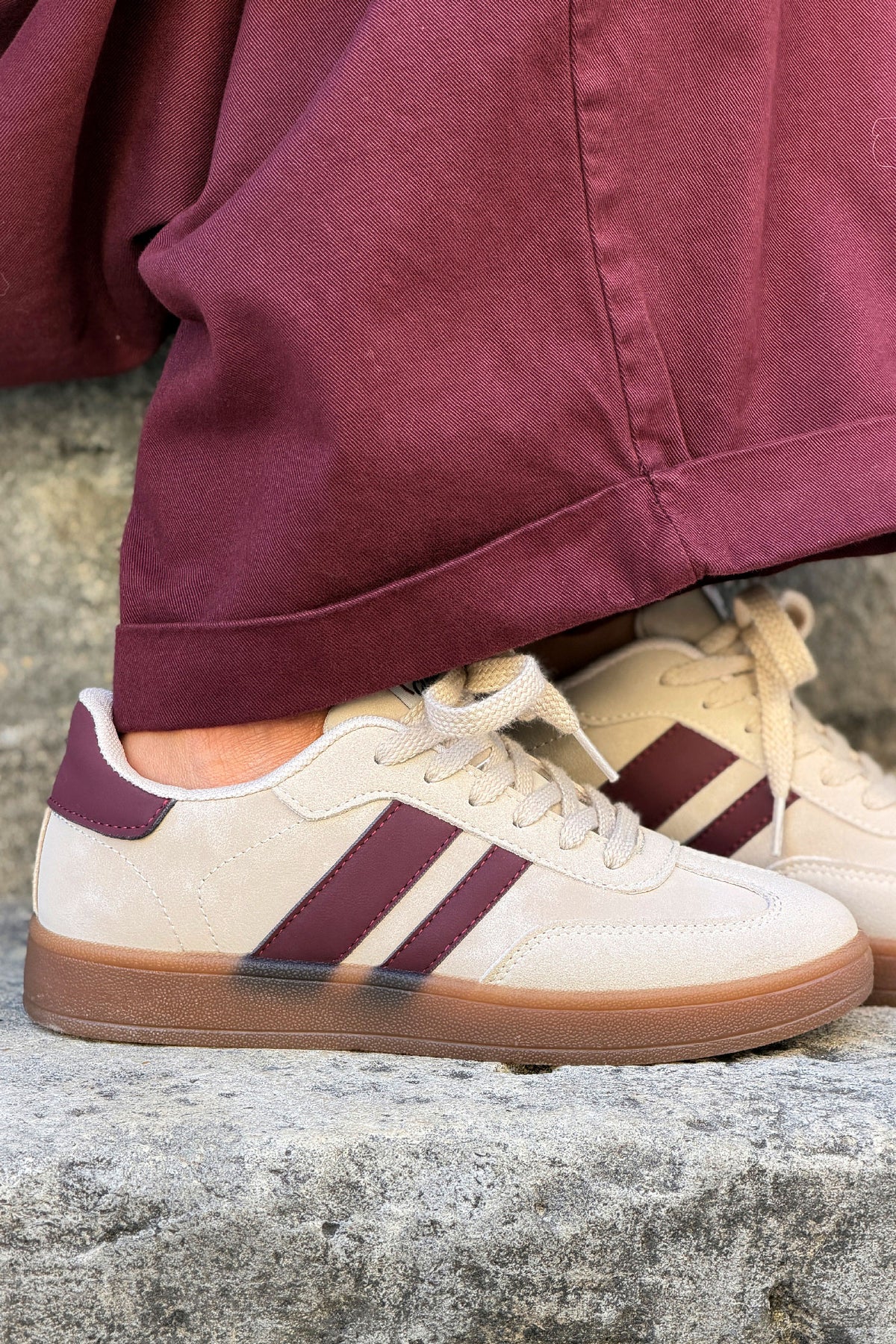Baskets beige rayures bordeaux