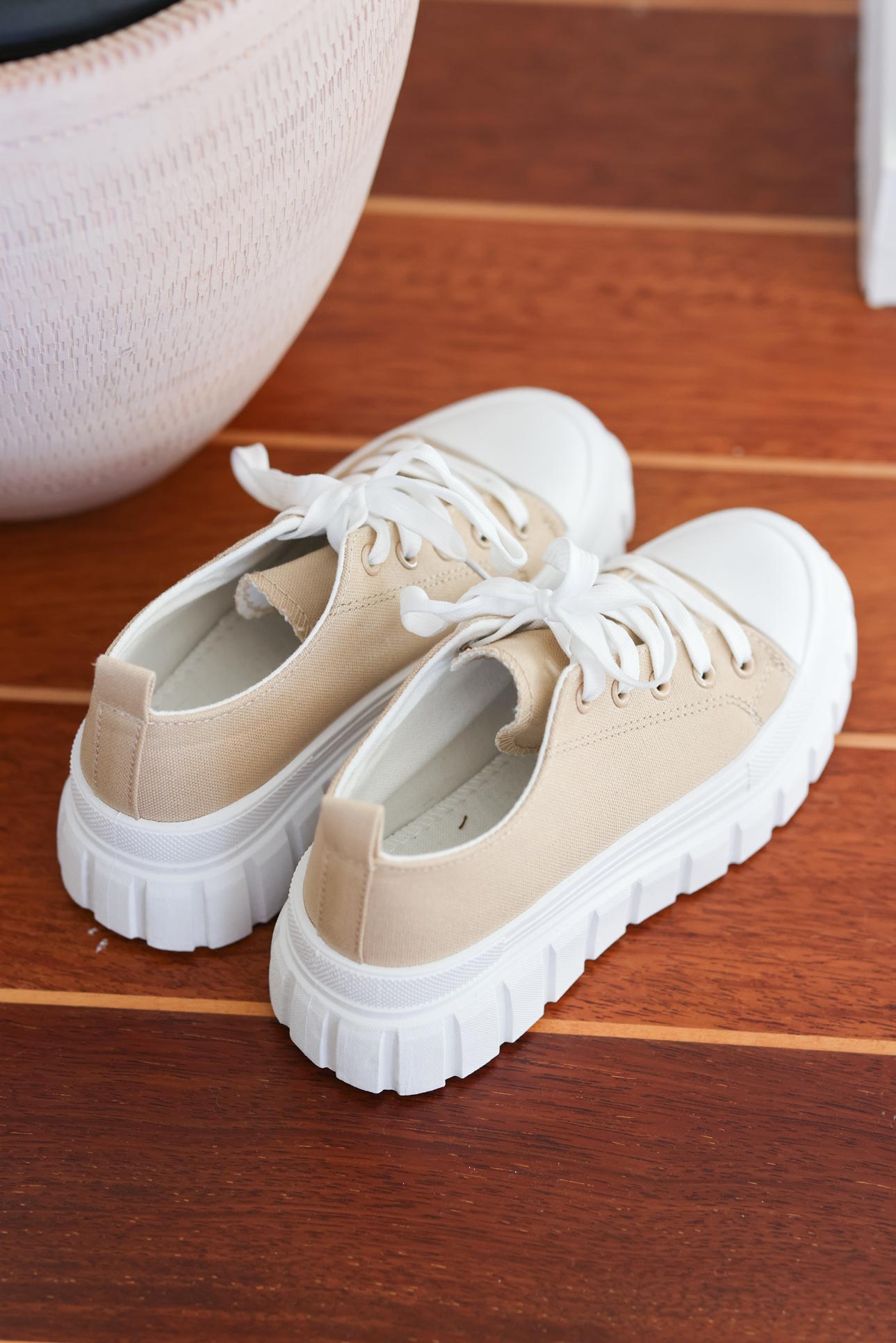 Baskets beige semelles compensees crantees E091 (1)