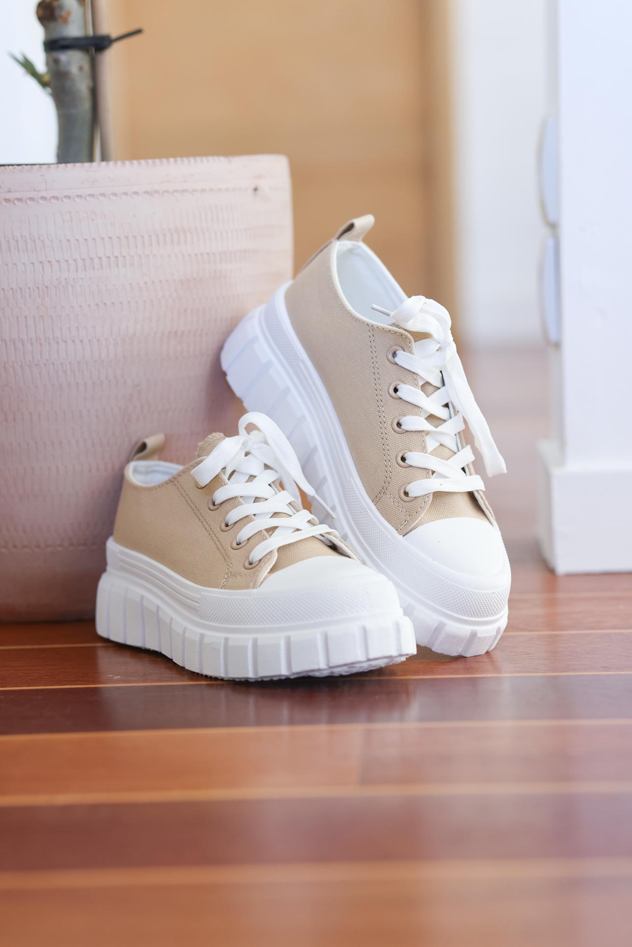 Baskets beige semelles compensees crantees E091 (1)