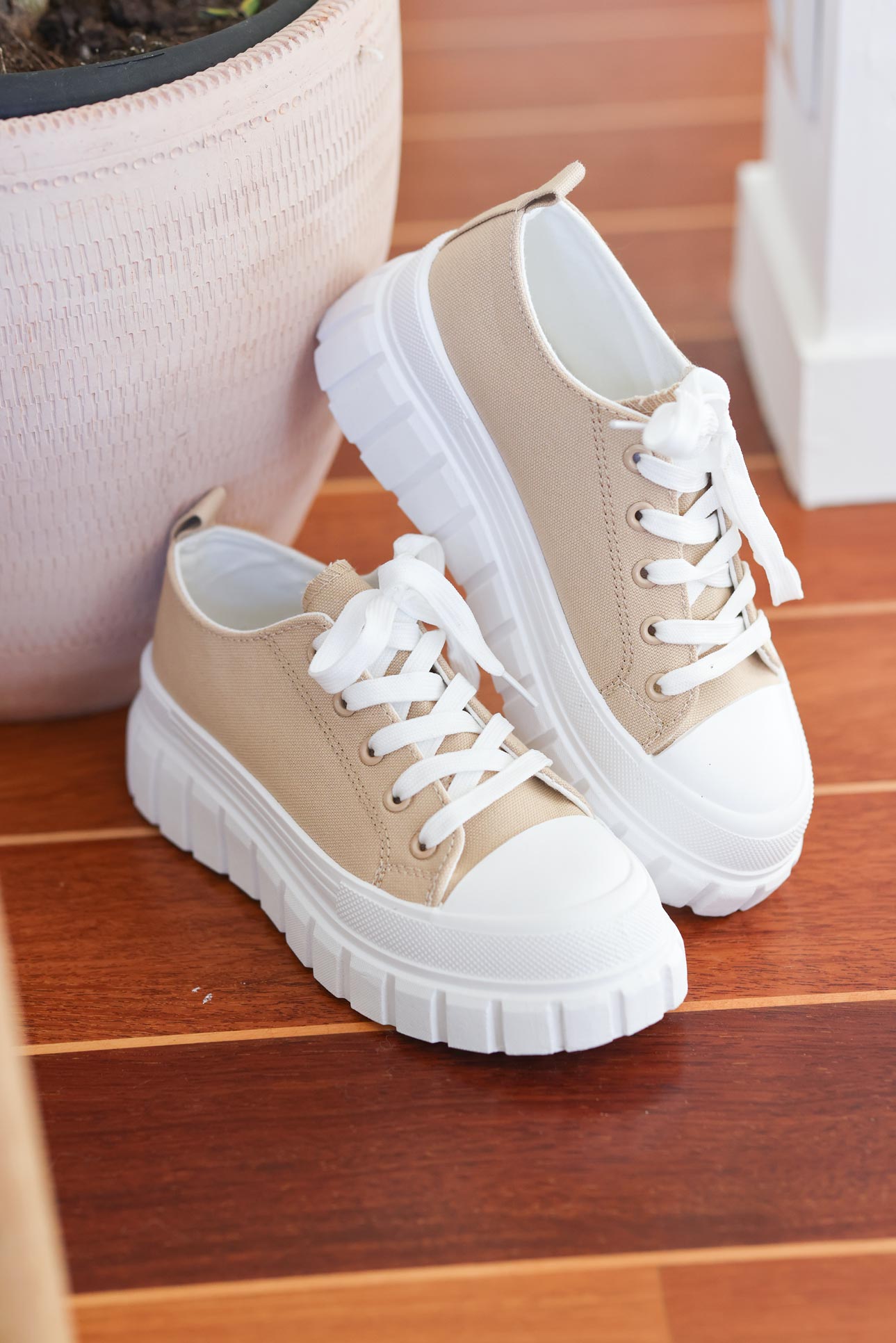 Baskets beige semelles compensees crantees E091 (1)