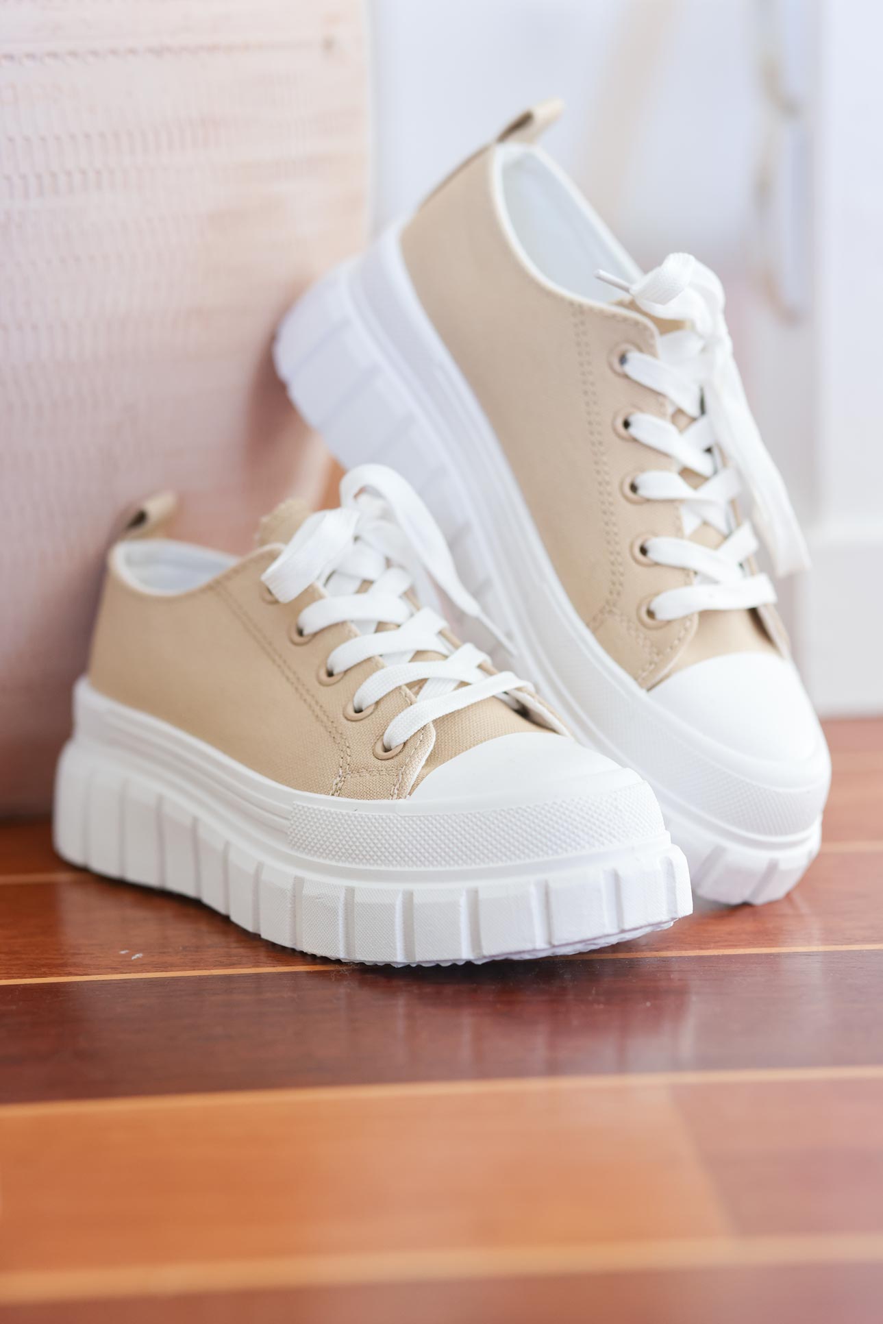 Baskets beige semelles compensees crantees E091 (1)