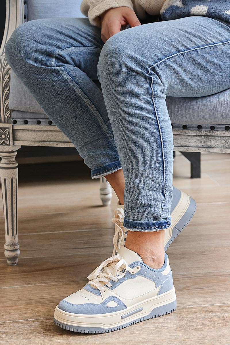 Deportivas bicolor crudo y azul denim con suela gruesa