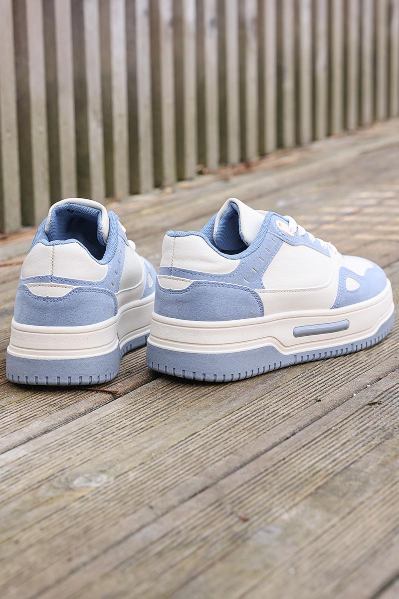 Deportivas bicolor crudo y azul denim con suela gruesa