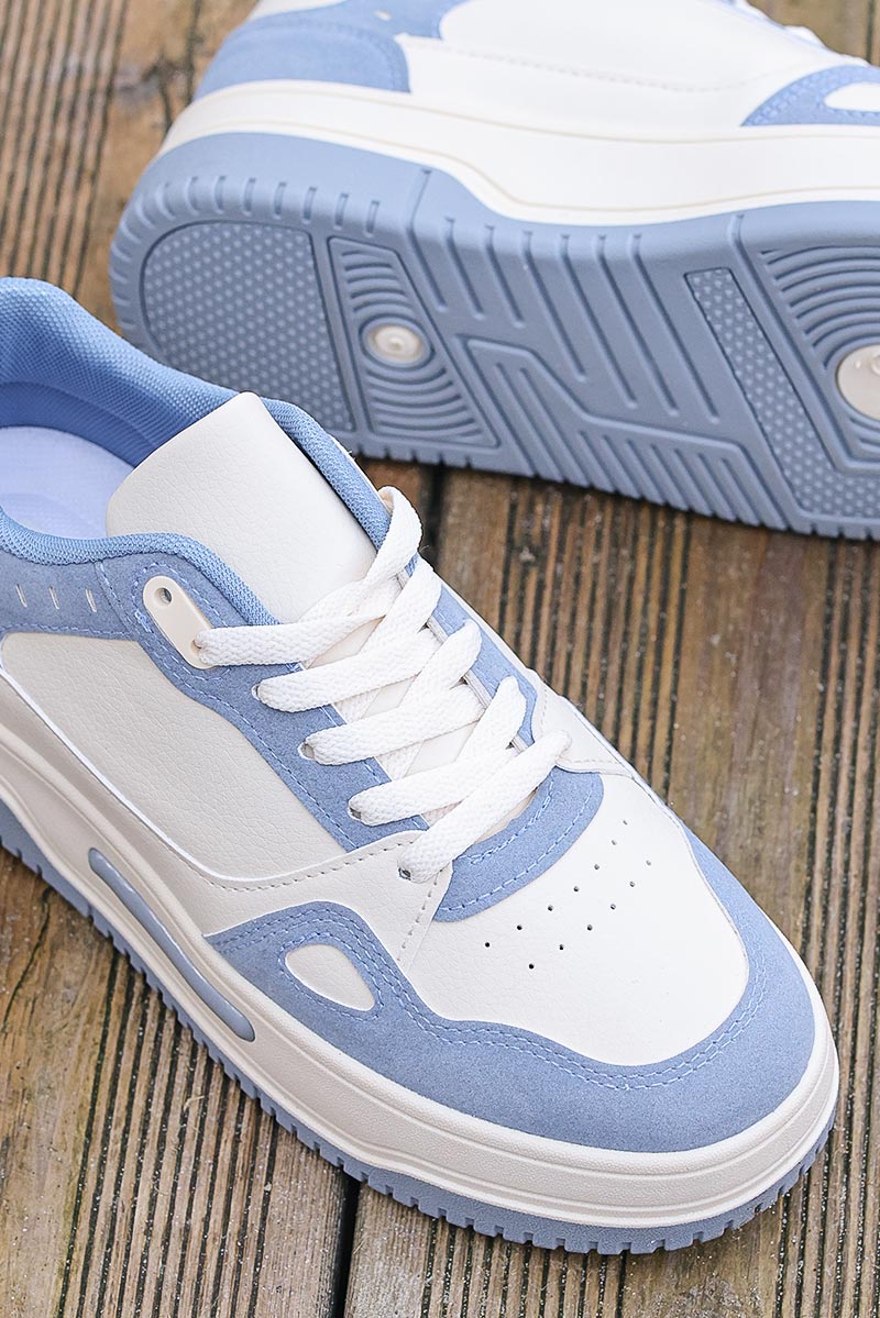 Deportivas bicolor crudo y azul denim con suela gruesa