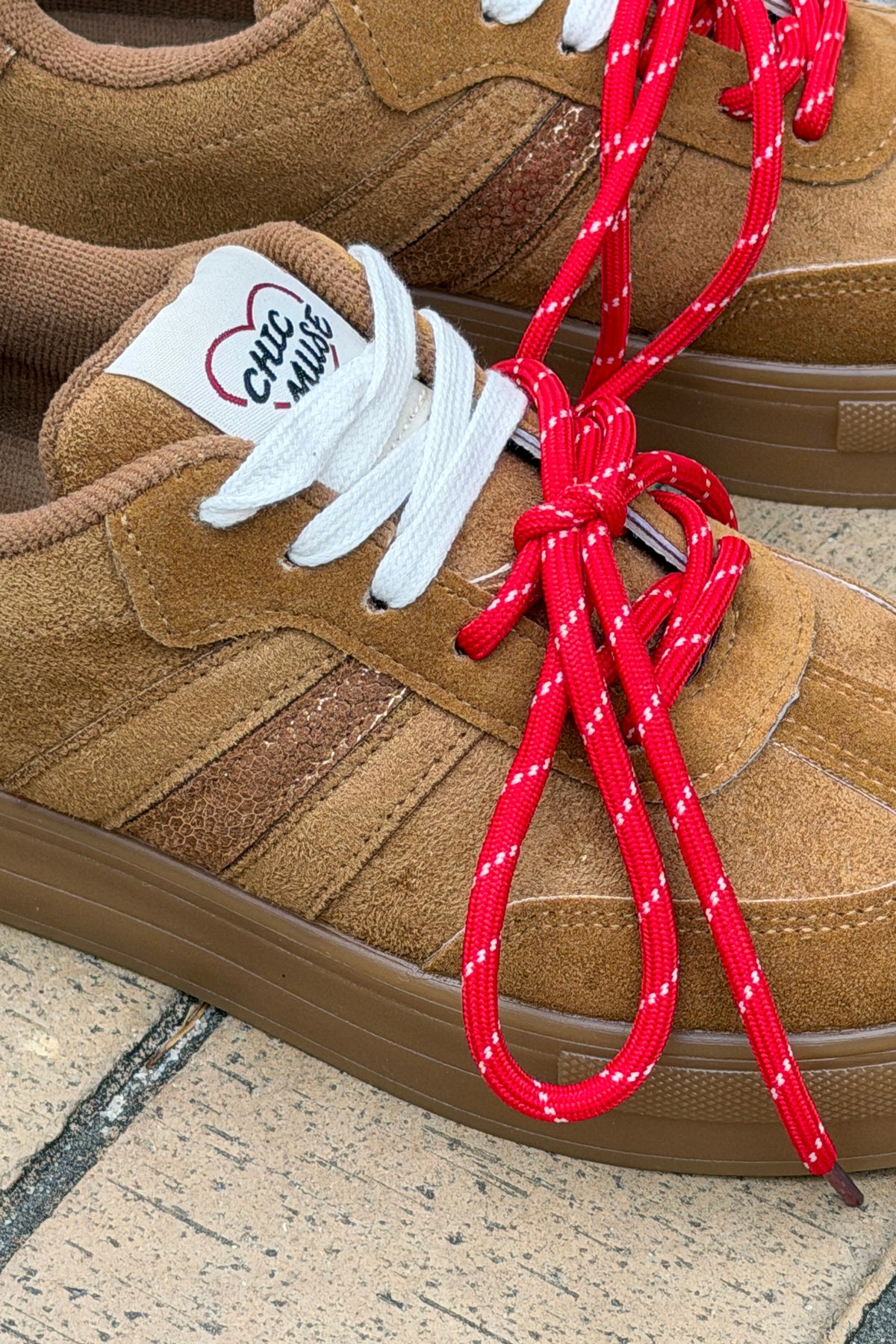 Baskets camel effet daim à plateforme double lacets blanc et rouge