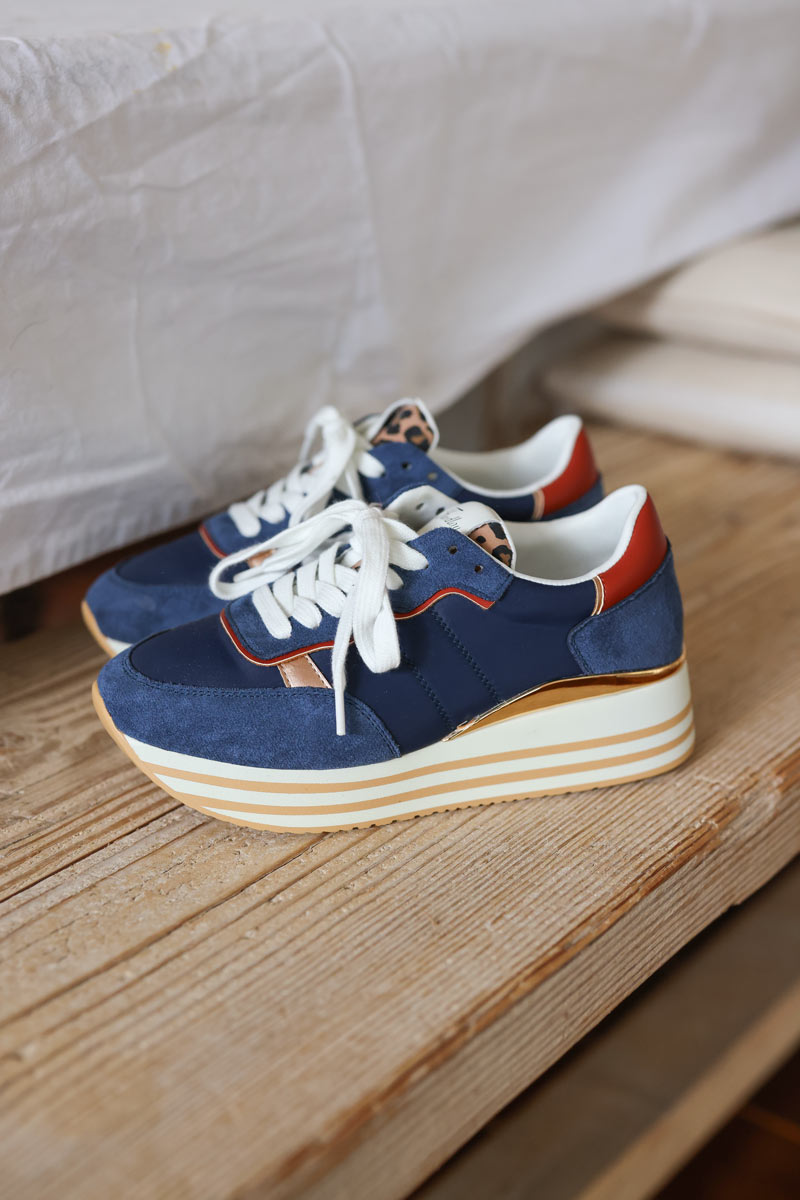 Baskets bleu marine et gold à plateforme beige
