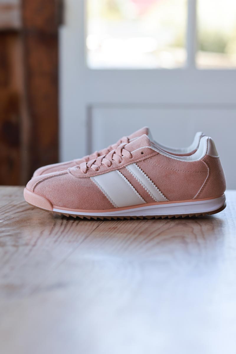 Baskets en suédine rose poudré rayures blanches