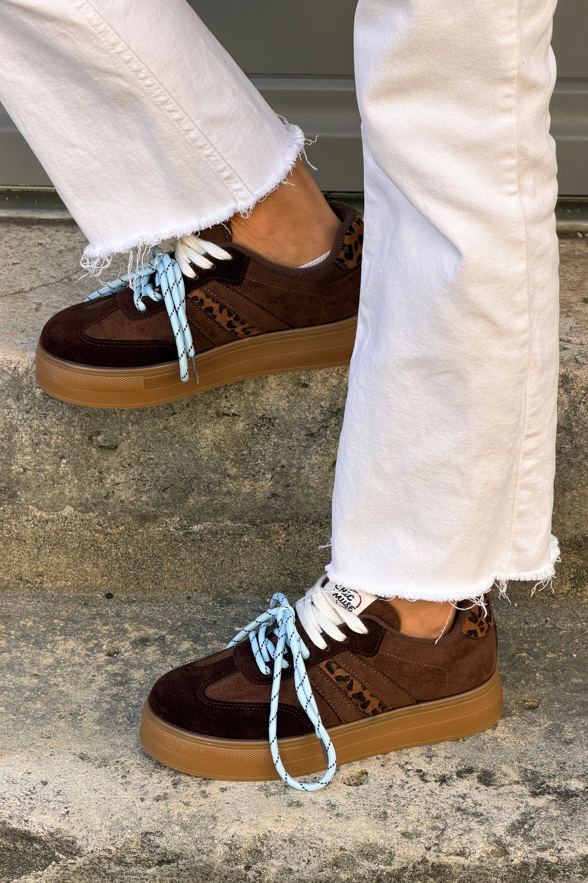 Baskets marron effet daim à plateforme double lacets blanc et bleu