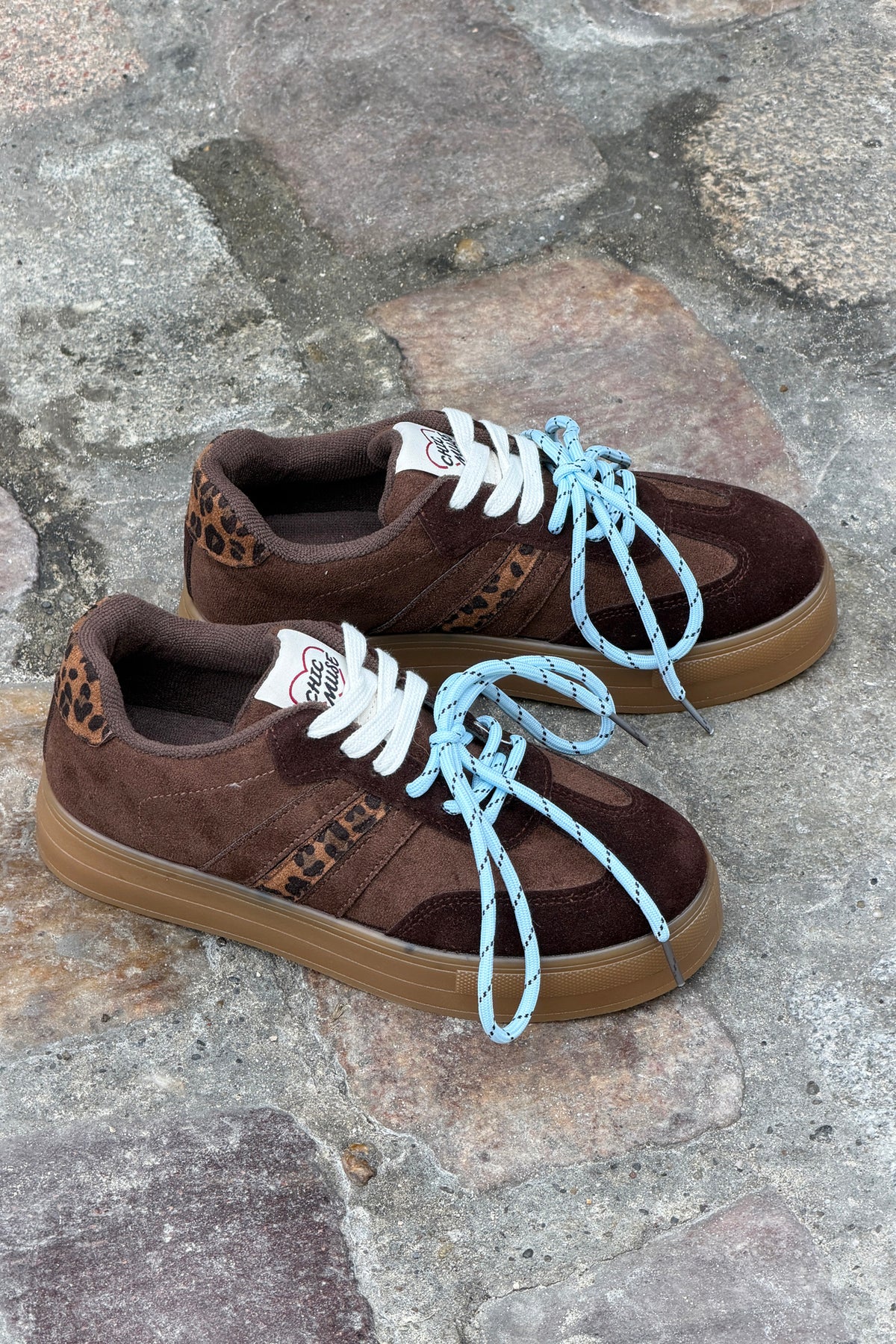 Baskets marron effet daim à plateforme double lacets blanc et bleu