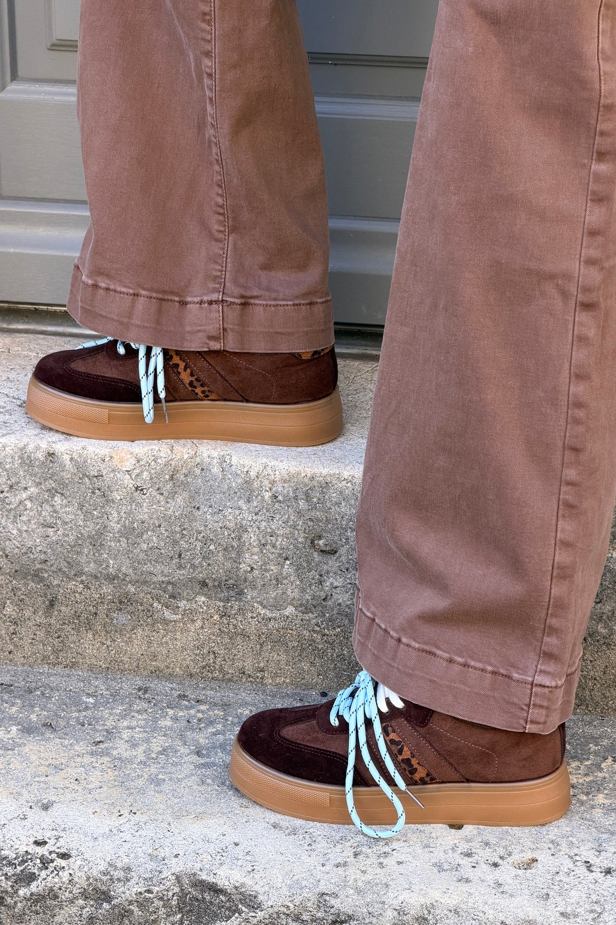 Baskets marron effet daim à plateforme double lacets blanc et bleu