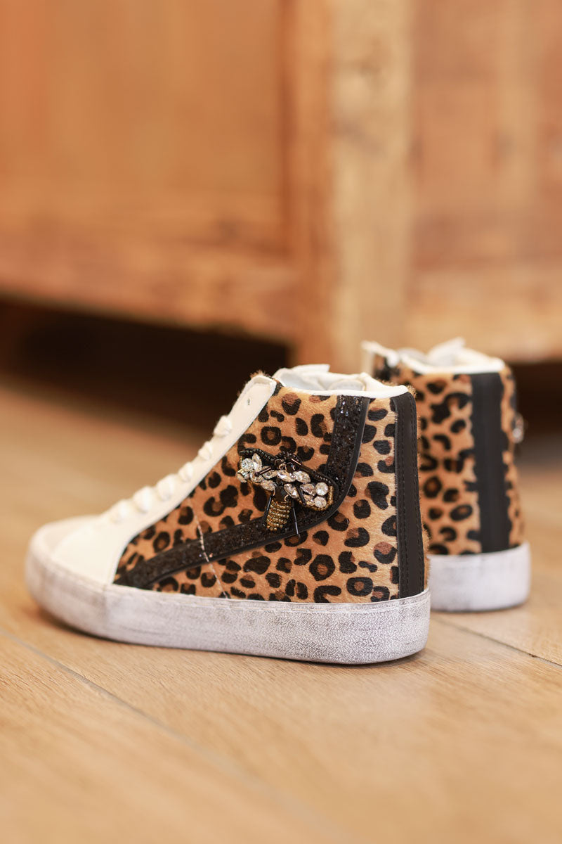 Baskets montantes avec lacets et zip poils léopard et abeille en perles