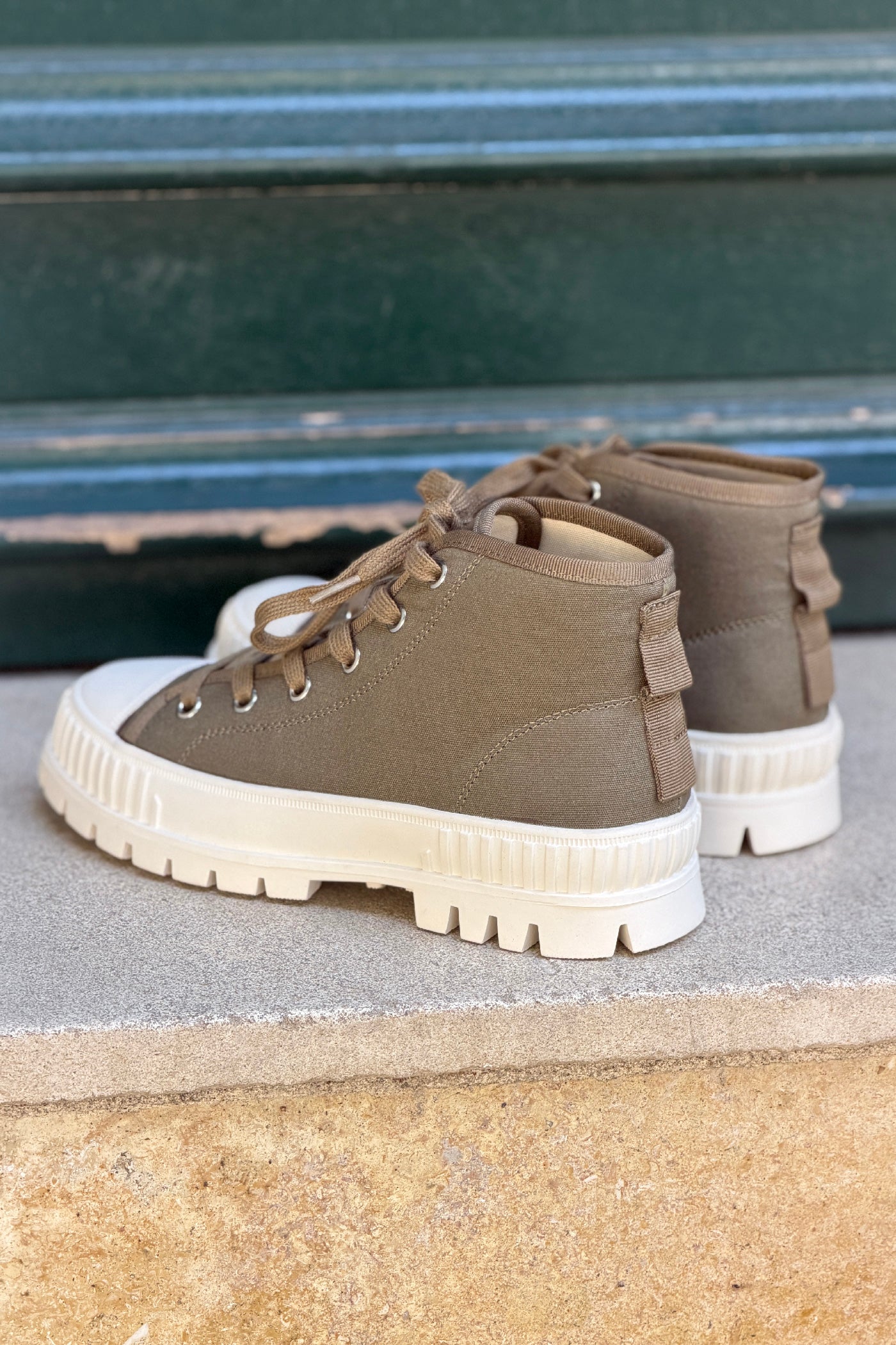 Baskets montantes en tissu kaki à semelle crantée épaisse