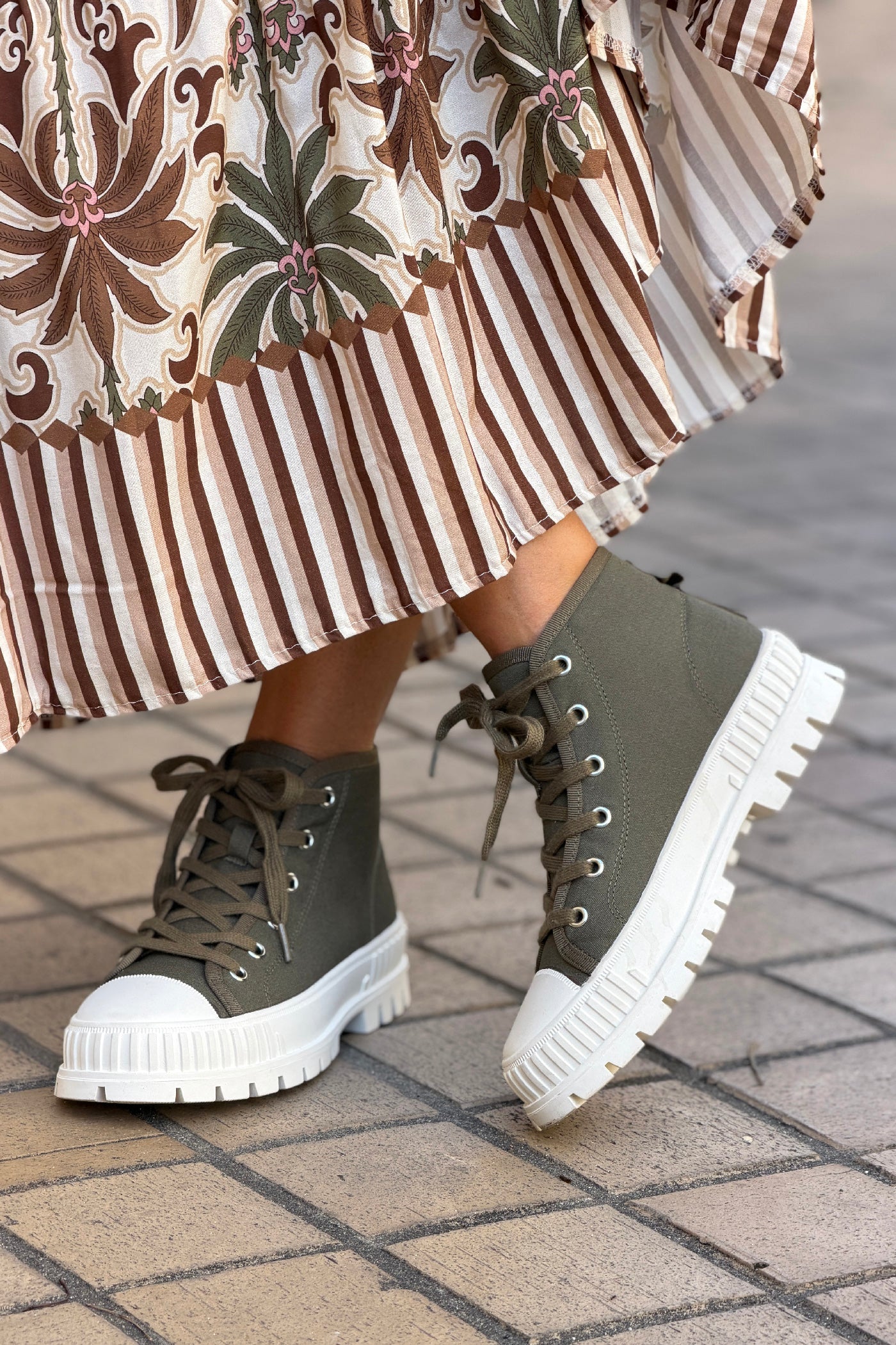 Baskets montantes en tissu kaki à semelle crantée épaisse