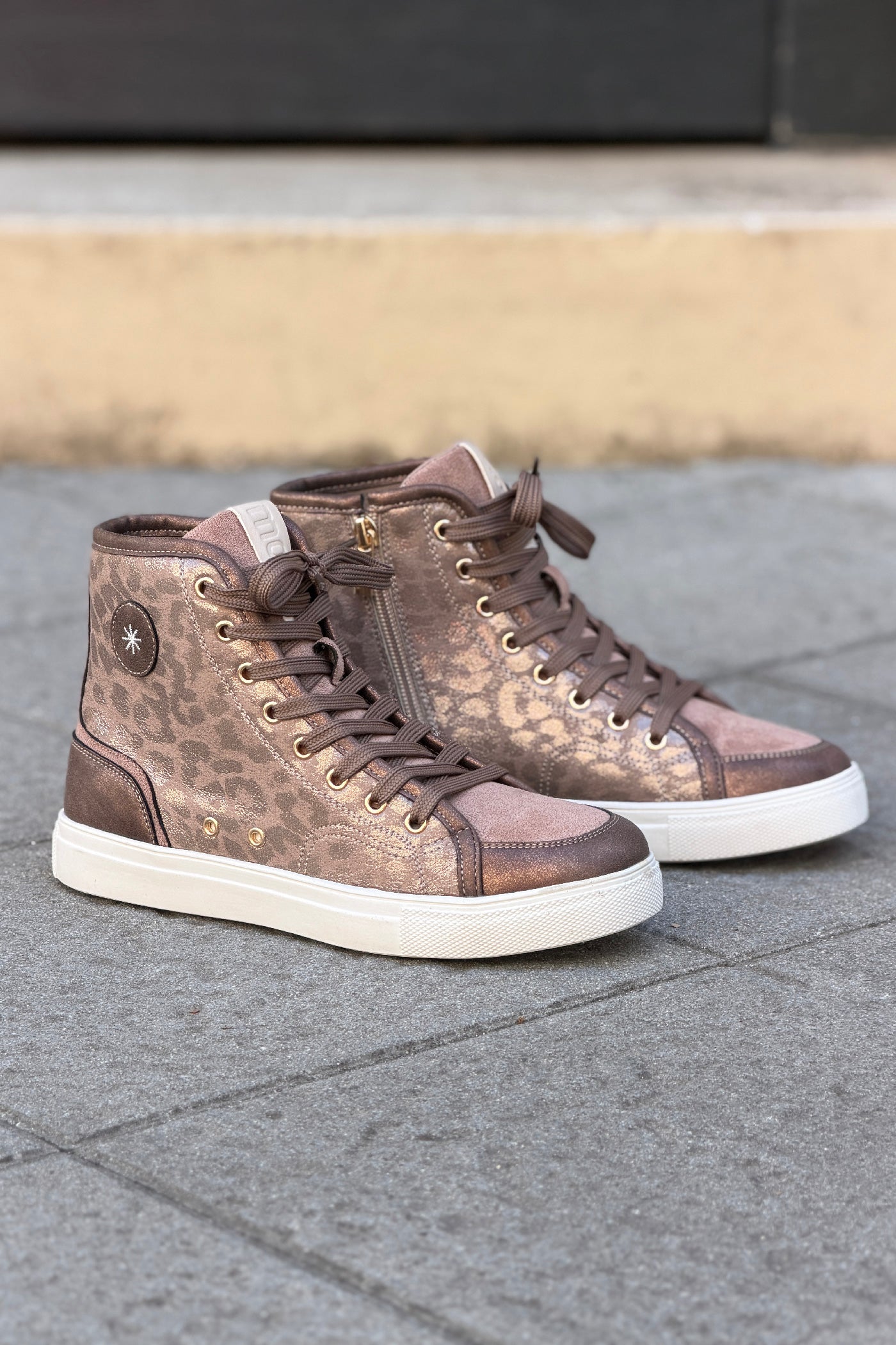 Baskets montantes marron brillant à motifs léopard avec zip