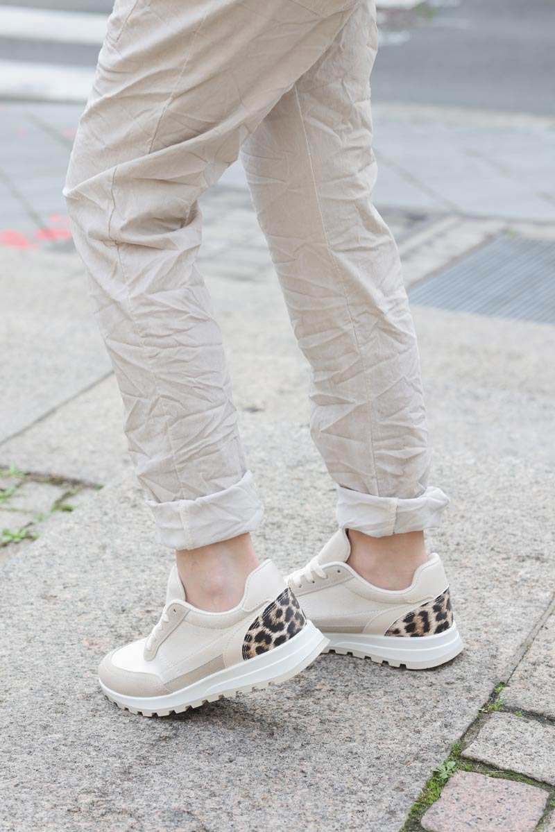 Baskets running en suedine beige et taupe talon leopard g089 (1)