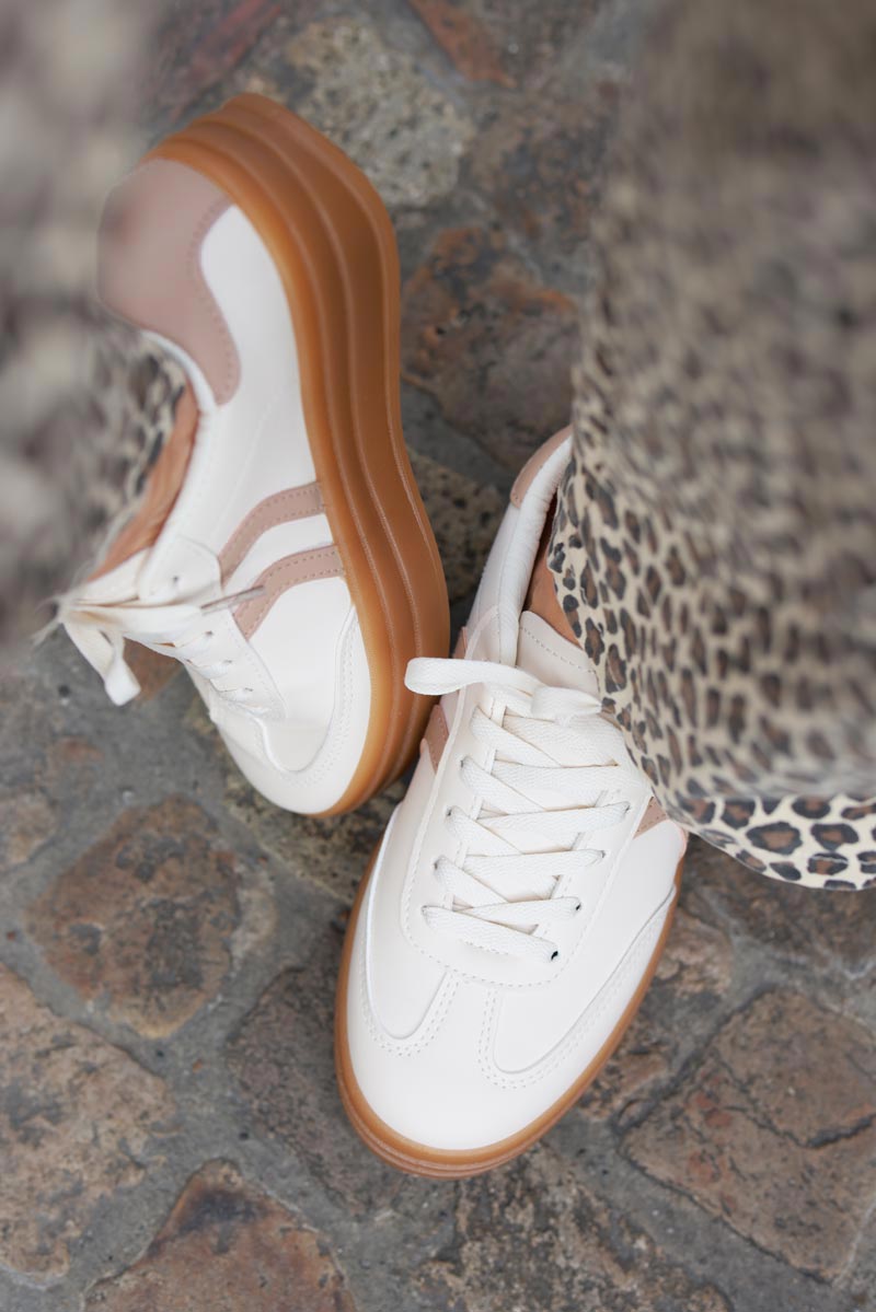 Baskets sneakers écrue semelle compensée talon et double rayures taupe