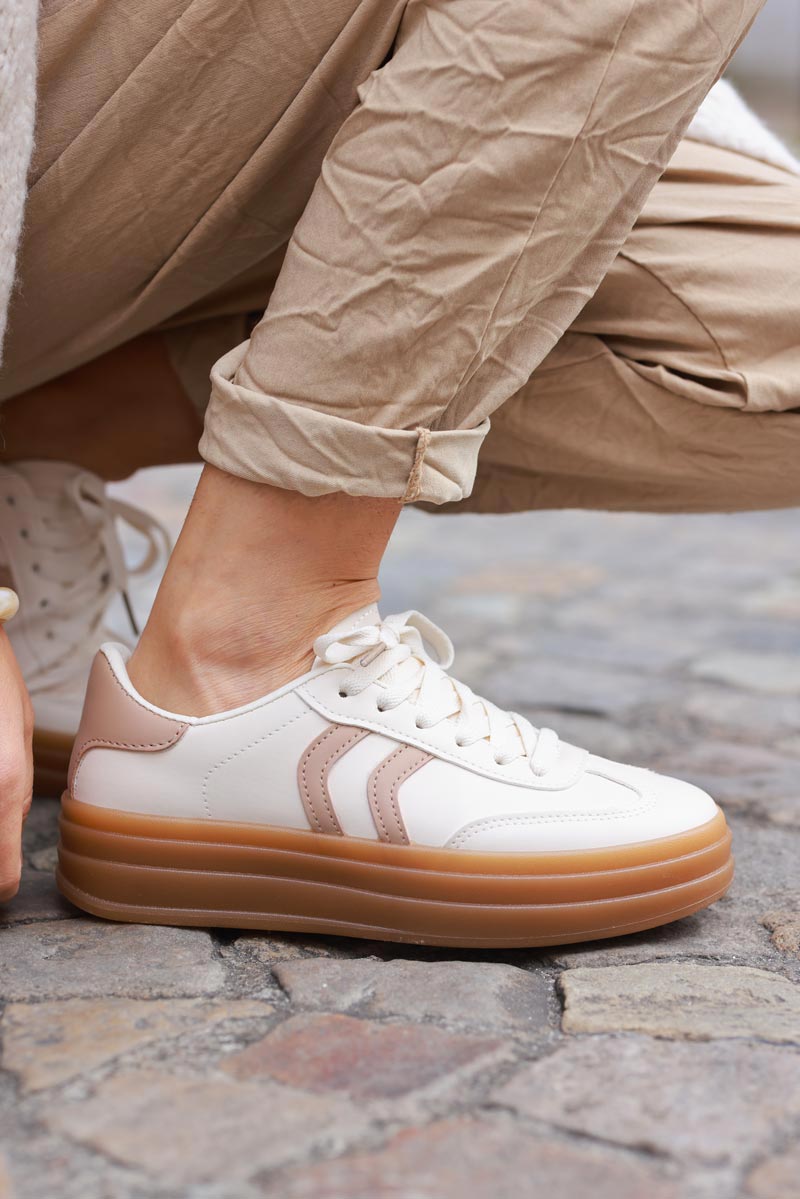 Baskets sneakers écrue semelle compensée talon et double rayures taupe