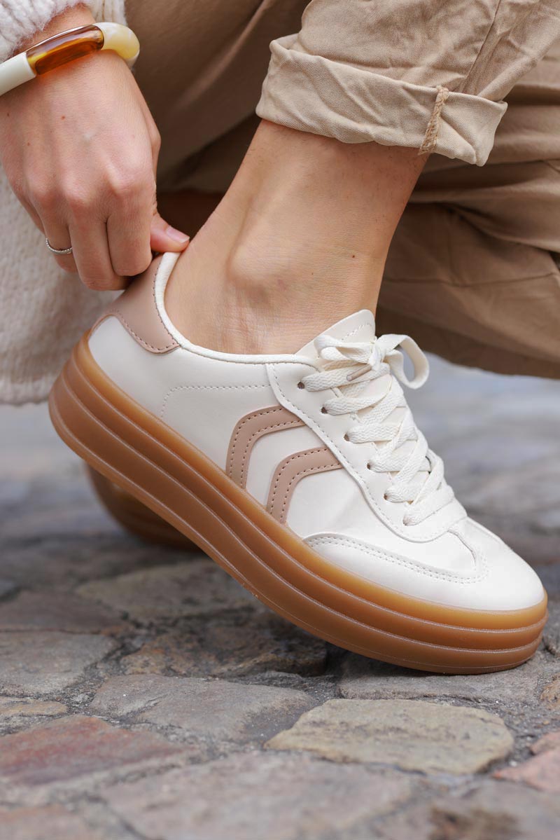 Baskets sneakers écrue semelle compensée talon et double rayures taupe