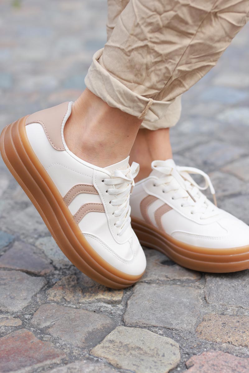 Baskets sneakers écrue semelle compensée talon et double rayures taupe