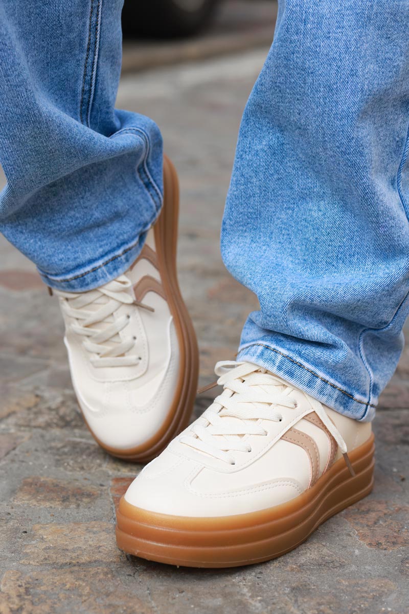 Baskets sneakers écrue semelle compensée talon et double rayures taupe
