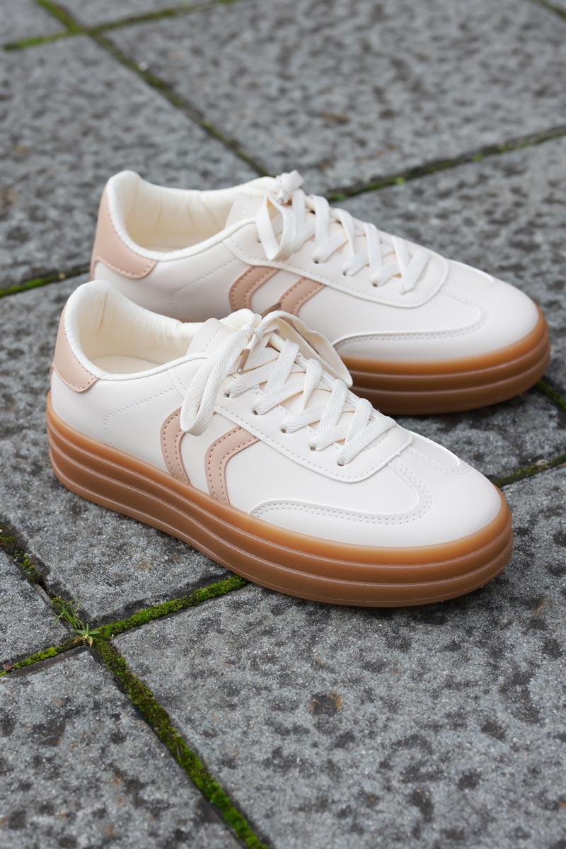 Baskets sneakers écrue semelle compensée talon et double rayures taupe