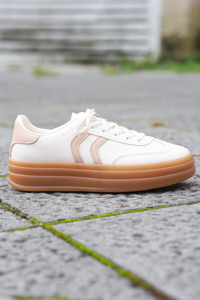 Baskets sneakers écrue semelle compensée talon et double rayures taupe