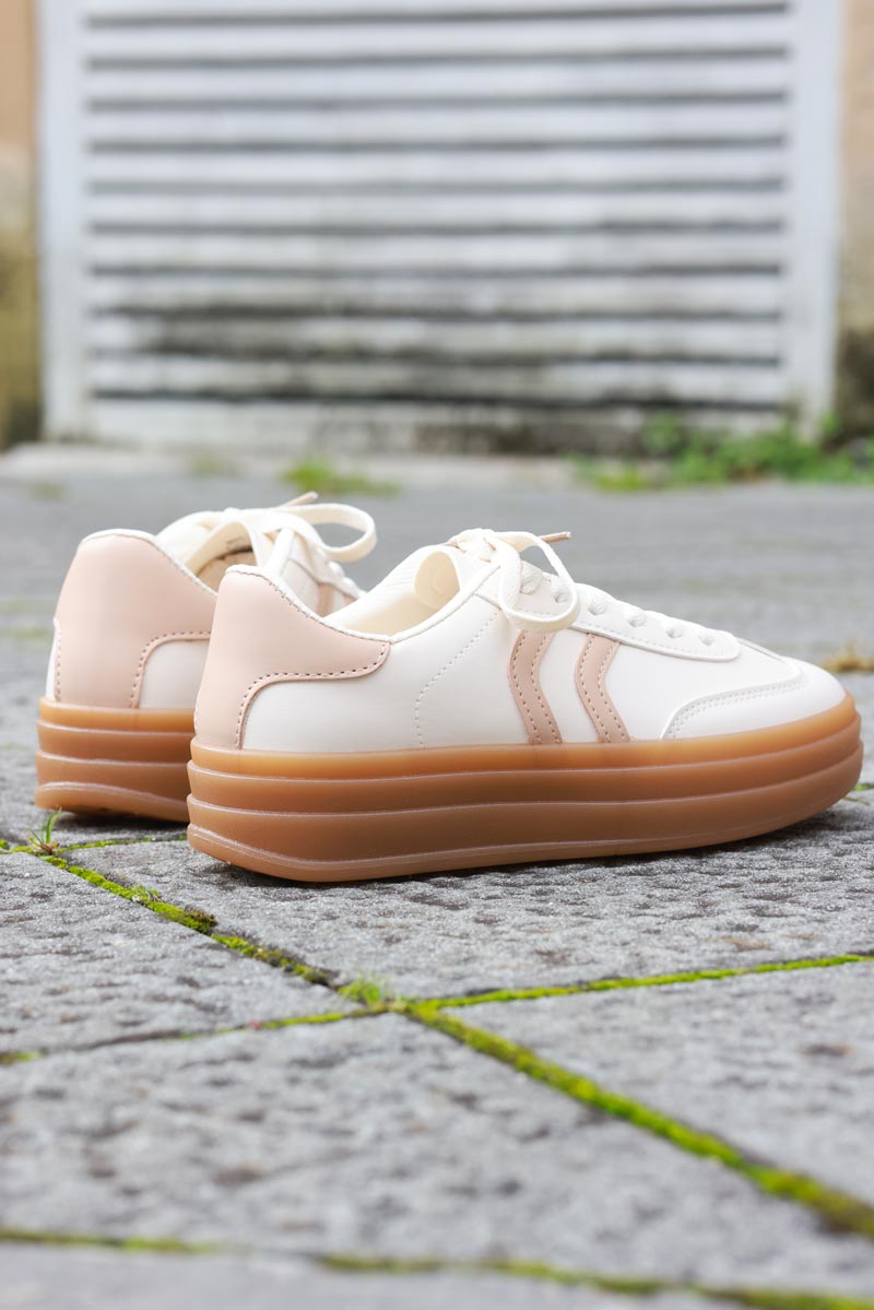 Baskets sneakers écrue semelle compensée talon et double rayures taupe