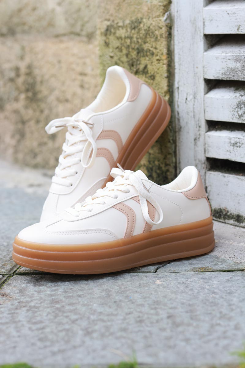 Baskets sneakers écrue semelle compensée talon et double rayures taupe