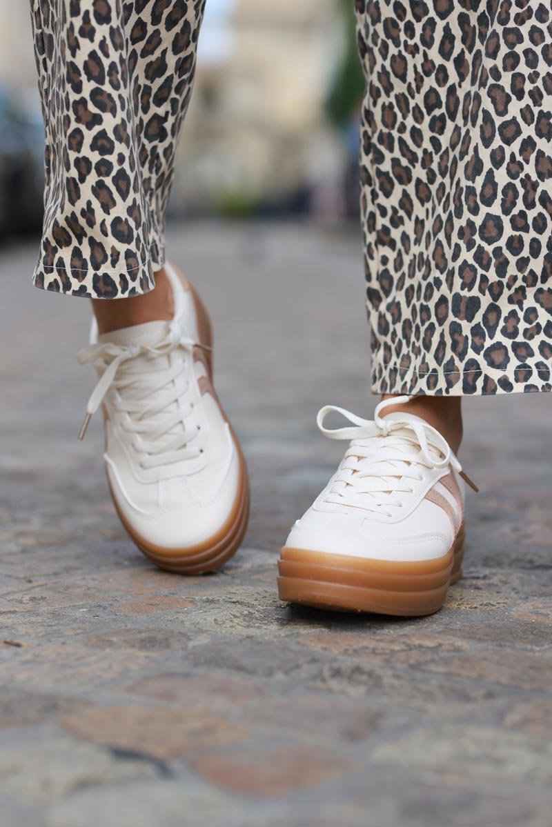 Baskets sneakers écrue semelle compensée talon et double rayures taupe