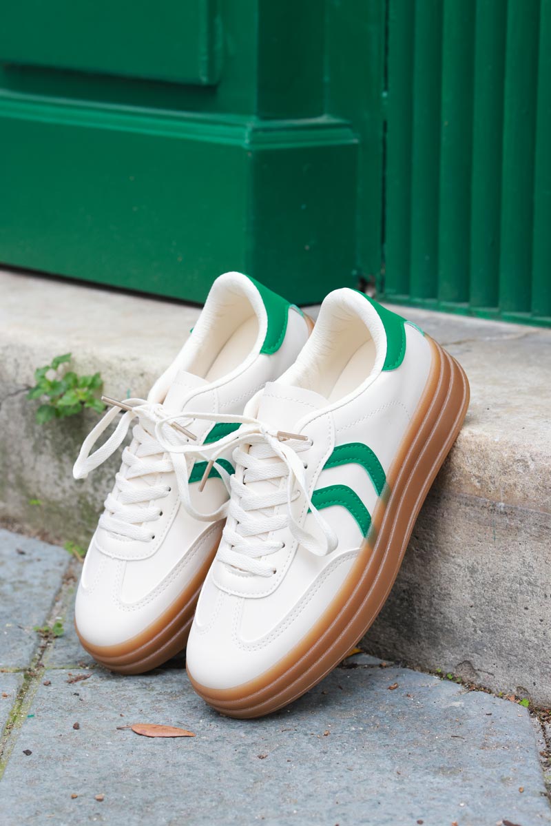 Baskets sneakers écrue semelle compensée talon et double rayures verts