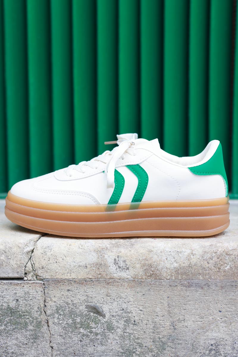 Baskets sneakers écrue semelle compensée talon et double rayures verts