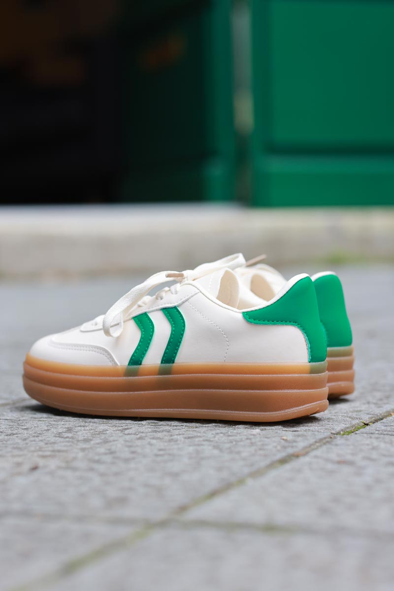 Baskets sneakers écrue semelle compensée talon et double rayures verts