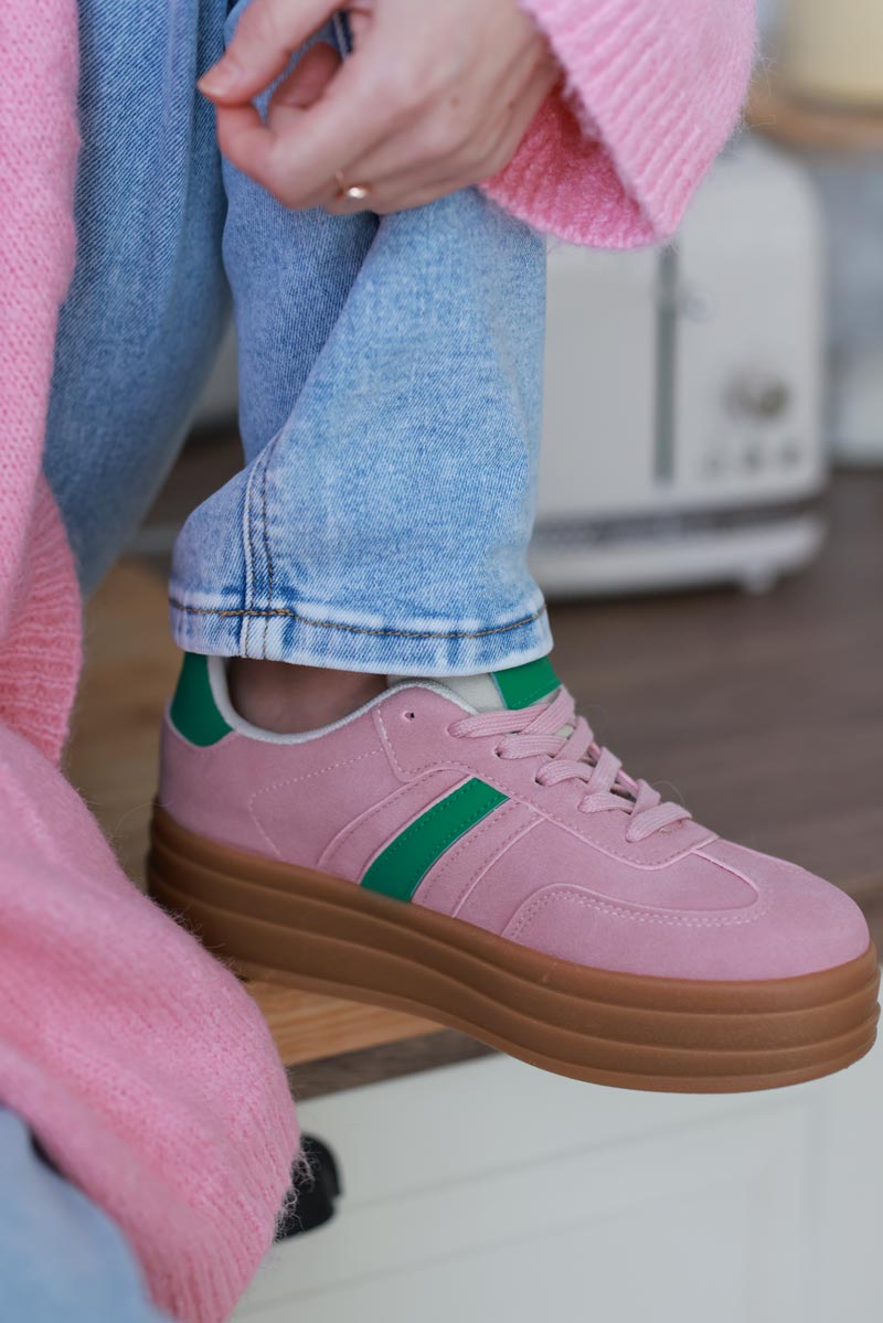 Zapatillas de plataforma con rayas rosa pálido y tacón verde Far