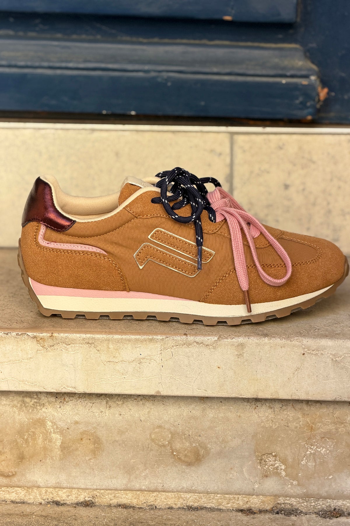 Baskets style running camel effet daim à rayures et lacets bicolores rose et marine