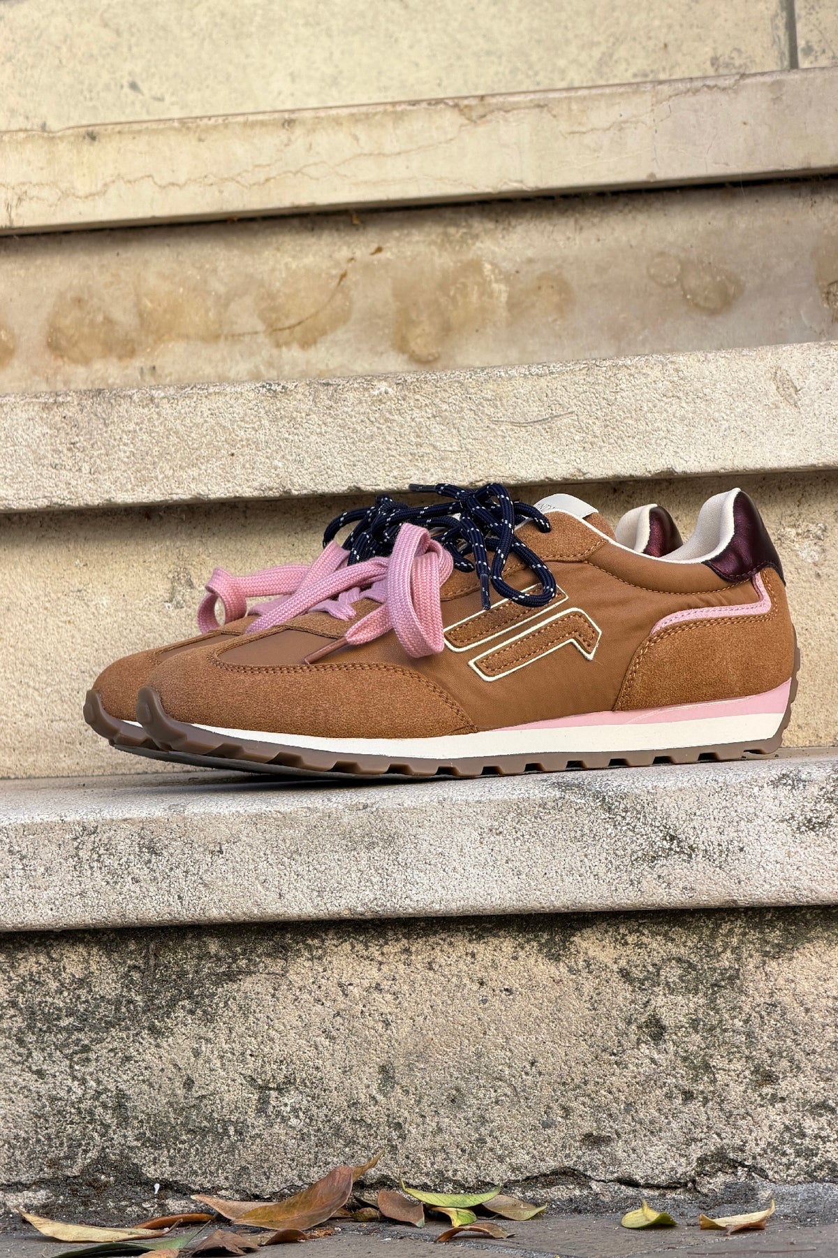 Baskets style running camel effet daim à rayures et lacets bicolores rose et marine