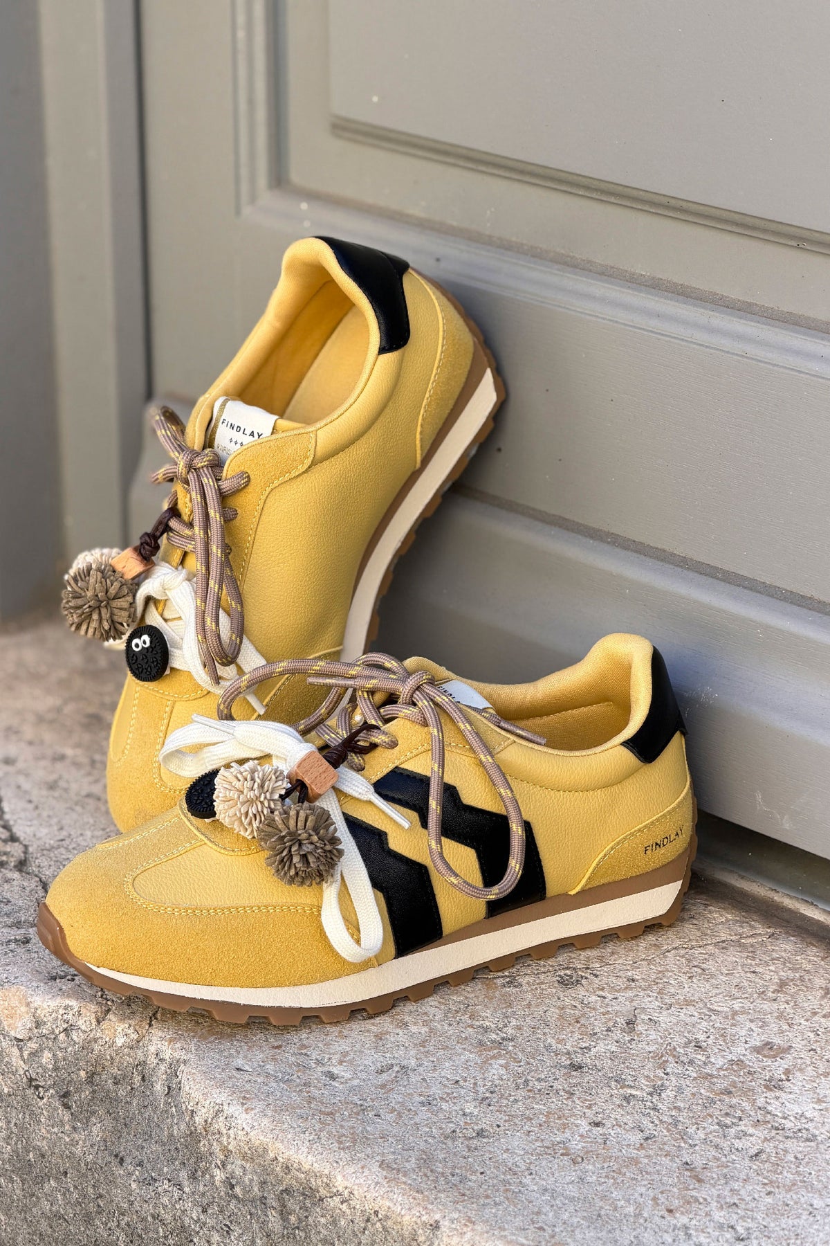 Baskets style running jaune moutarde effet daim à rayures et lacets bicolores taupe