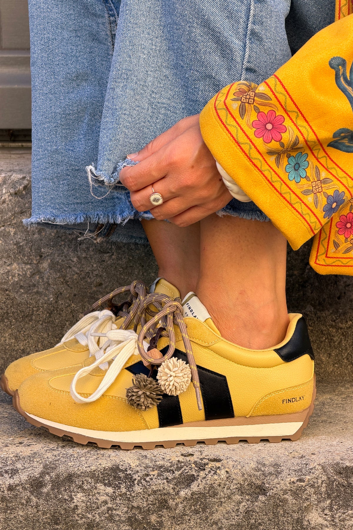 Baskets style running jaune moutarde effet daim à rayures et lacets bicolores taupe