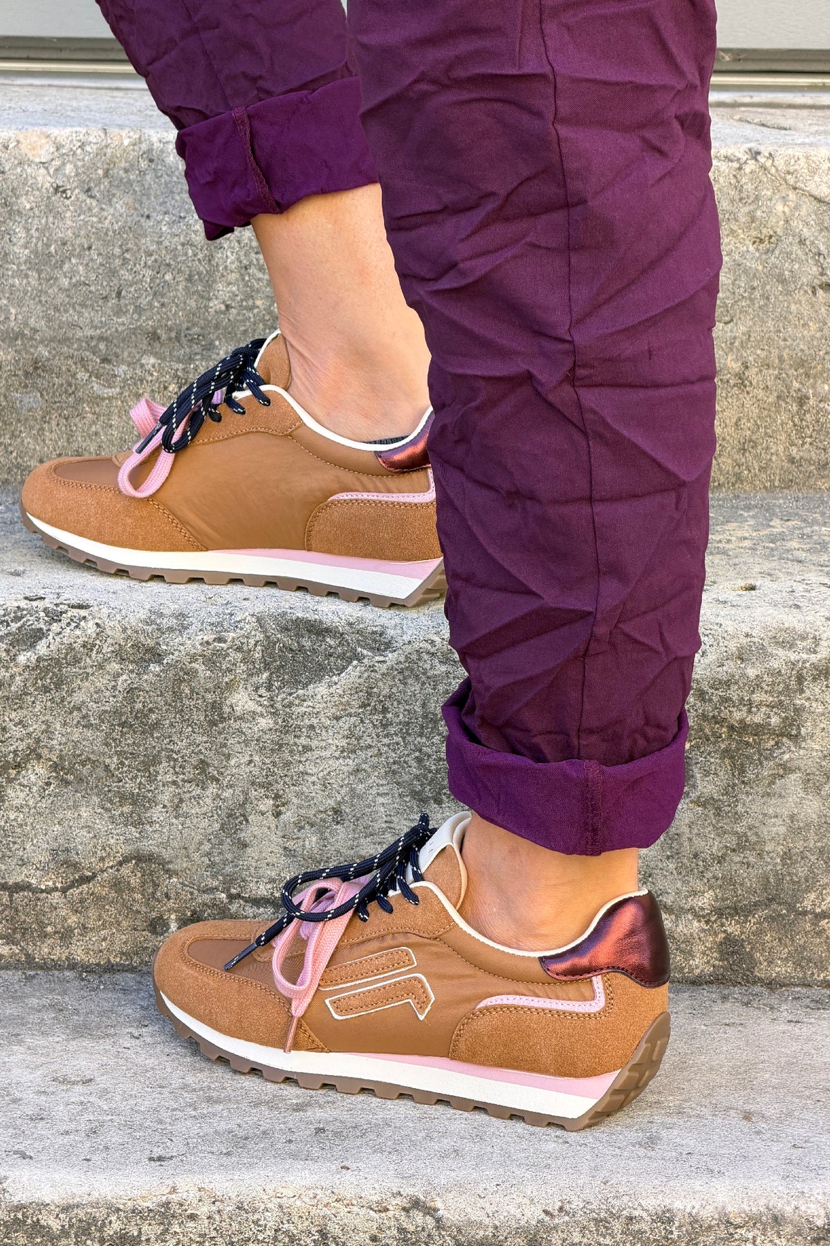 Baskets style running camel effet daim à rayures et lacets bicolores rose et marine