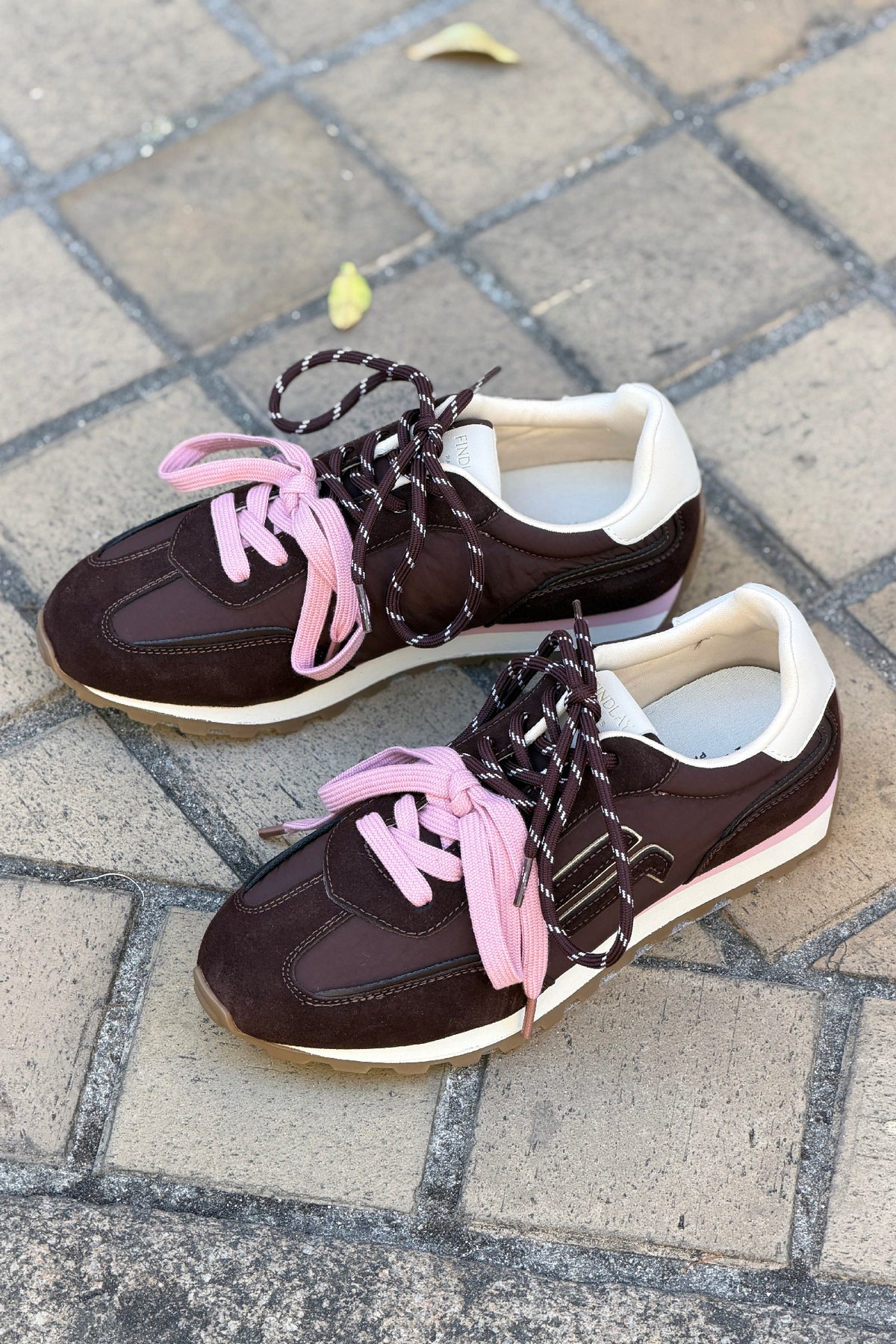 Baskets style running marron effet daim à rayures et lacets bicolores rose