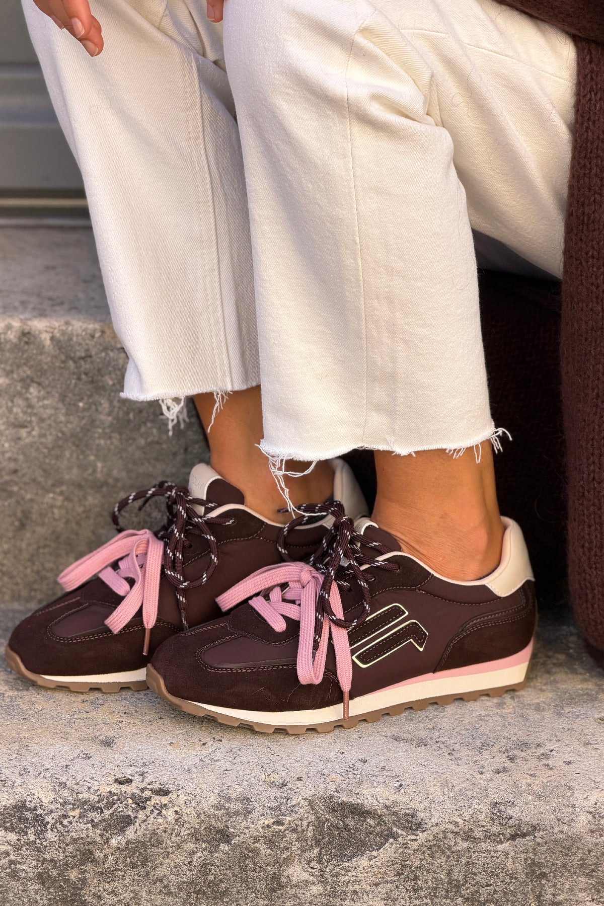 Baskets style running marron effet daim à rayures et lacets bicolores rose