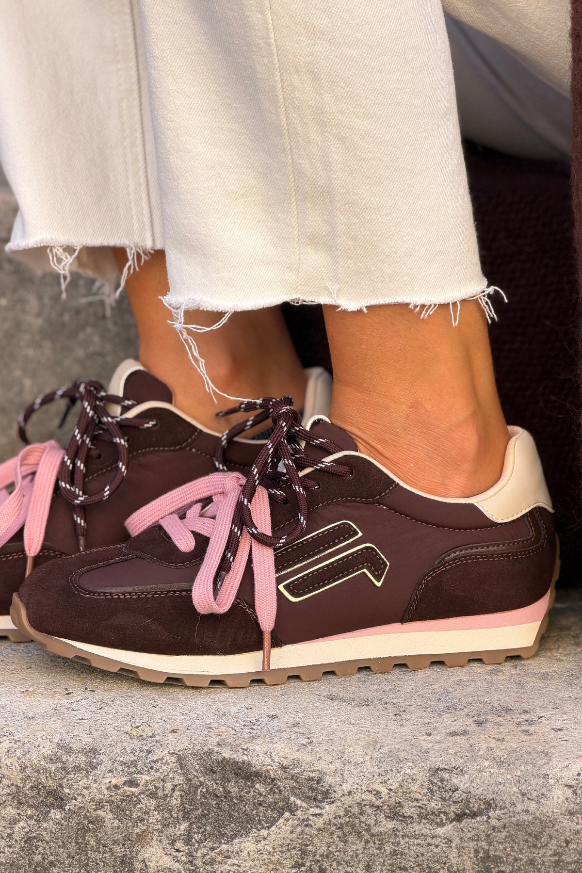 Baskets style running marron effet daim à rayures et lacets bicolores rose