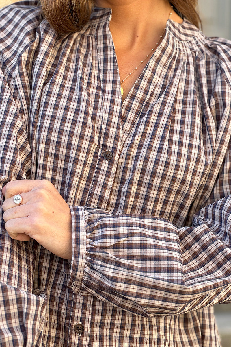 Blouse à carreaux marron en coton avec boutons