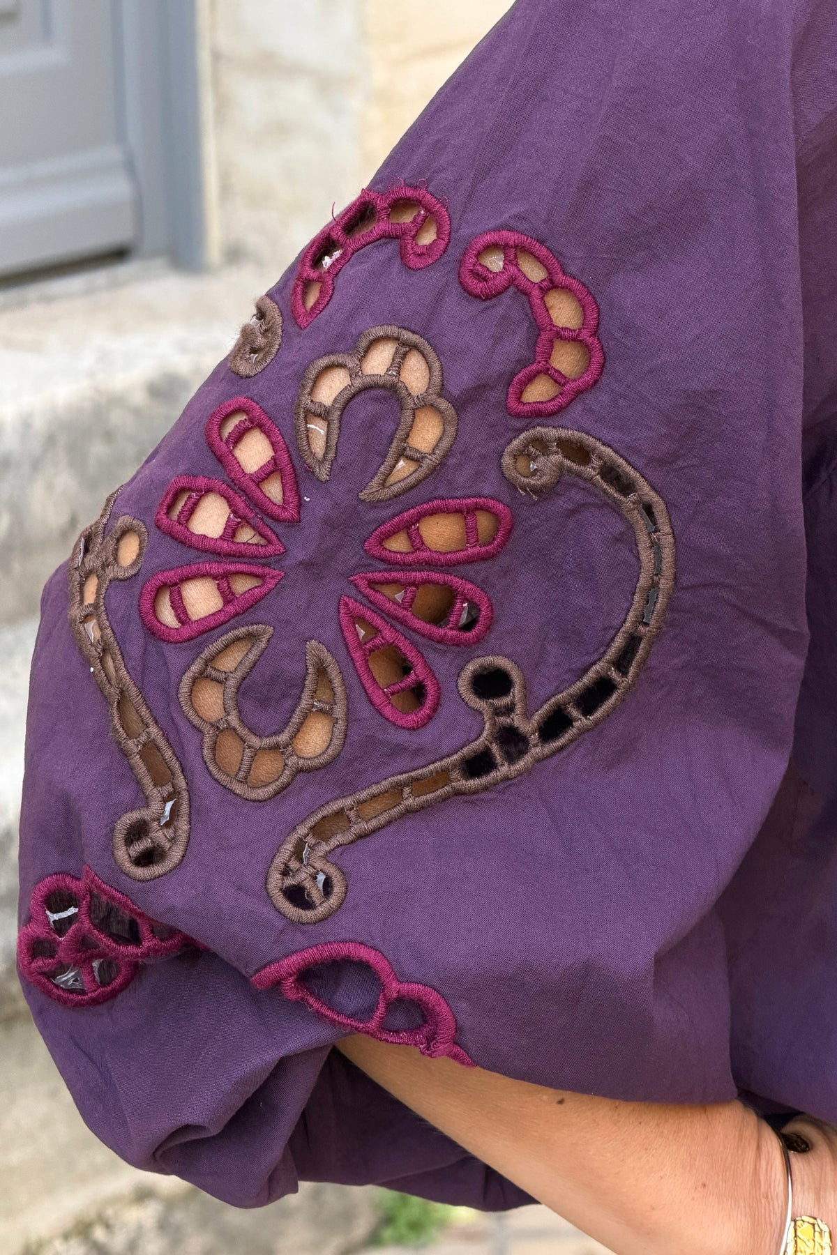 Blouse aubergine en coton à boutons broderie ajourée aux manches