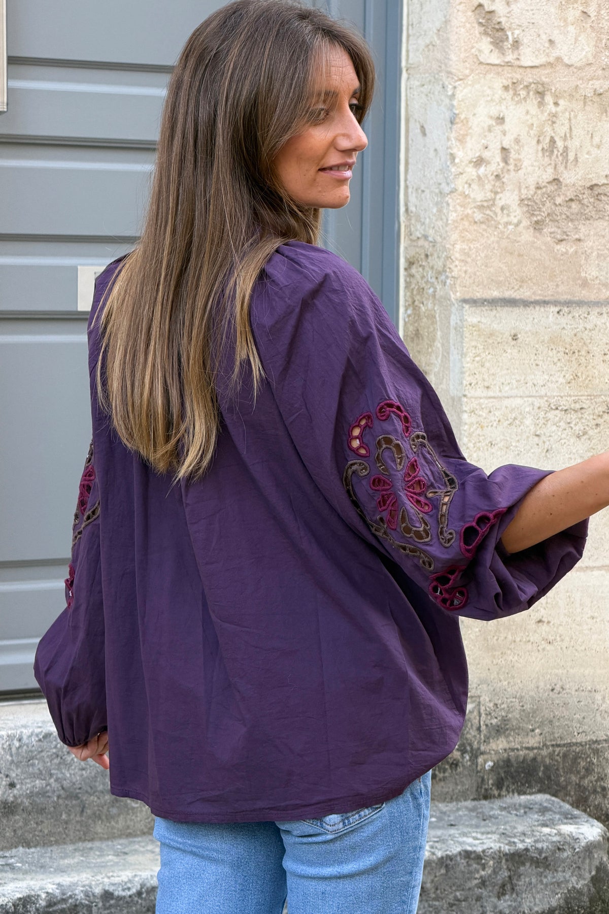 Blouse aubergine en coton à boutons broderie ajourée aux manches
