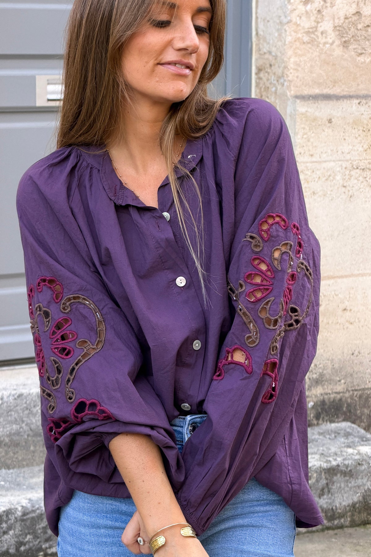 Blouse aubergine en coton à boutons broderie ajourée aux manches