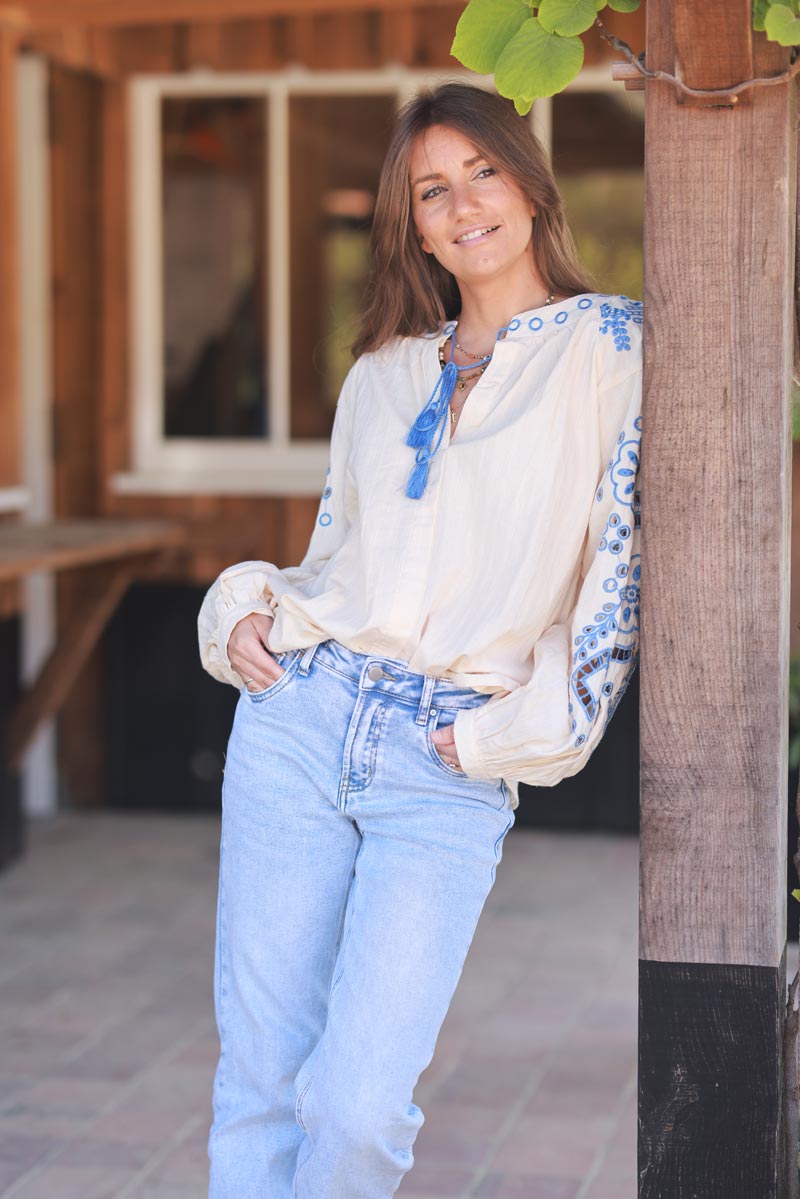Blouse beige en coton broderie ajourée bleu et pompons