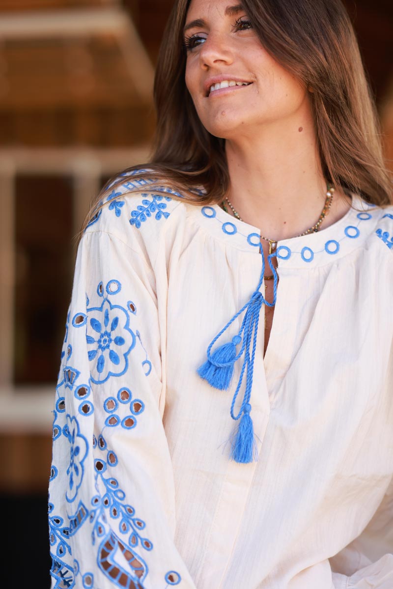 Blouse beige en coton broderie ajourée bleu et pompons